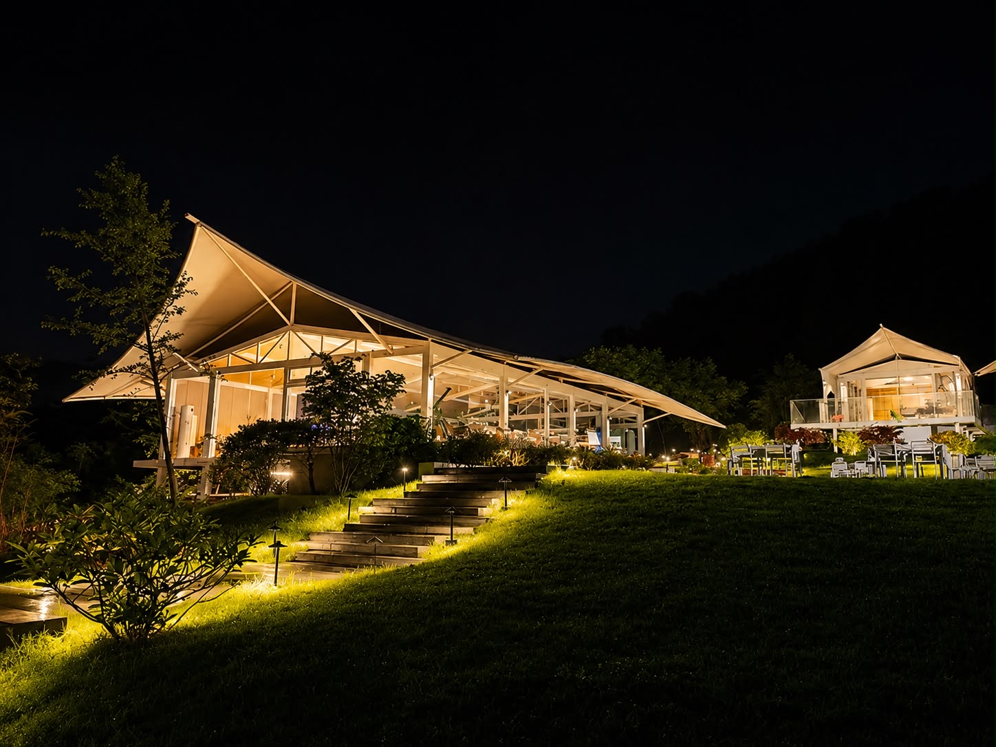 Mirrored Glass Panorama Lodge
